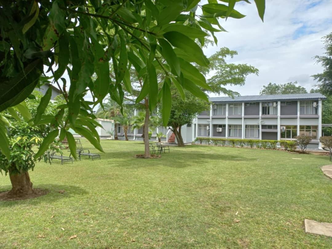 Crescent Lodge Livingstone Bagian luar foto