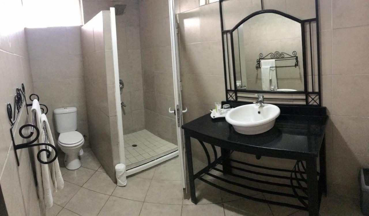 Crescent Lodge Livingstone Bagian luar foto